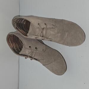 0249 Toms Boots Desert Ankle Booties Taupe Suede Lace Up Wedge Heels Size 8.5W